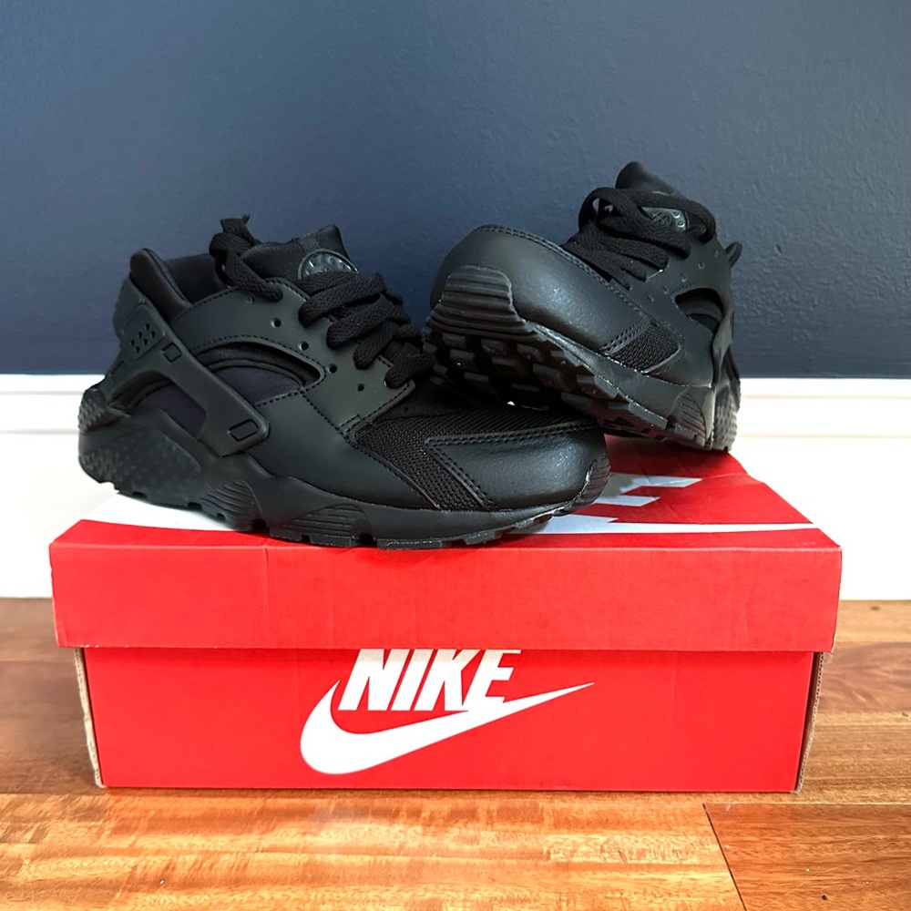 NEW Youth Nike Huarache (sz 6.5)